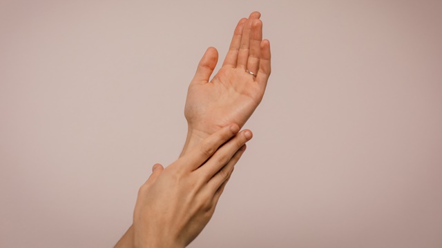 Chân tay bị run là một trong những dấu hiệu mắc bệnh parkinson