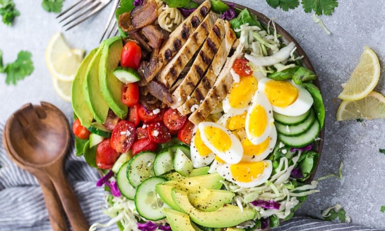 Salad trứng, bơ, dưa chuột, thịt nướng ...