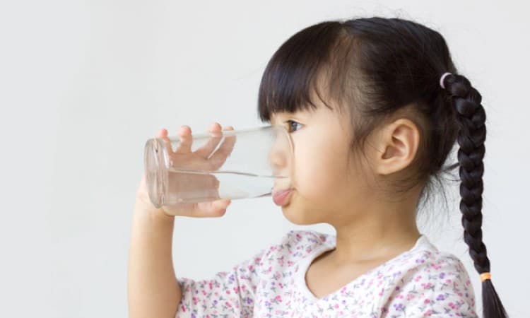 Uống nhiều nước giúp giảm lượng calo nạp vào và giảm nguy cơ tăng cân