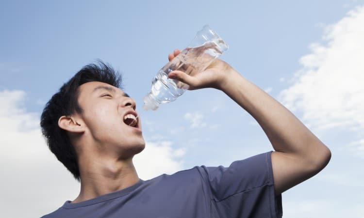 Uống nước có thể giúp bạn giảm cân nhờ khả năng đốt cháy calo