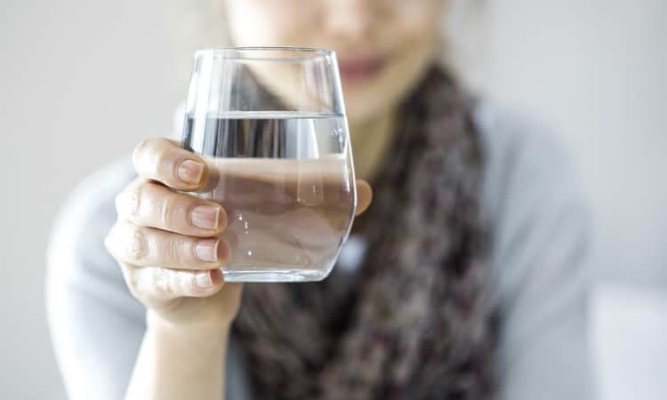 Uống nước trước bữa ăn có thể làm giảm cảm giác thèm ăn