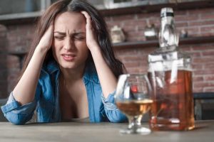 Tại sao uống rượu lại khiến bạn đau đầu?