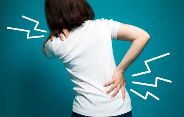 Bệnh trào ngược dạ dày gây đau lưng do người bệnh nằm ở tư thế đầu cao hơn mình