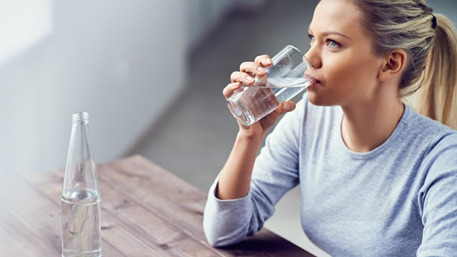 Người bị trào ngược dạ dày muốn uống nhiều nước do bệnh gây ra tình trạng khô miệng